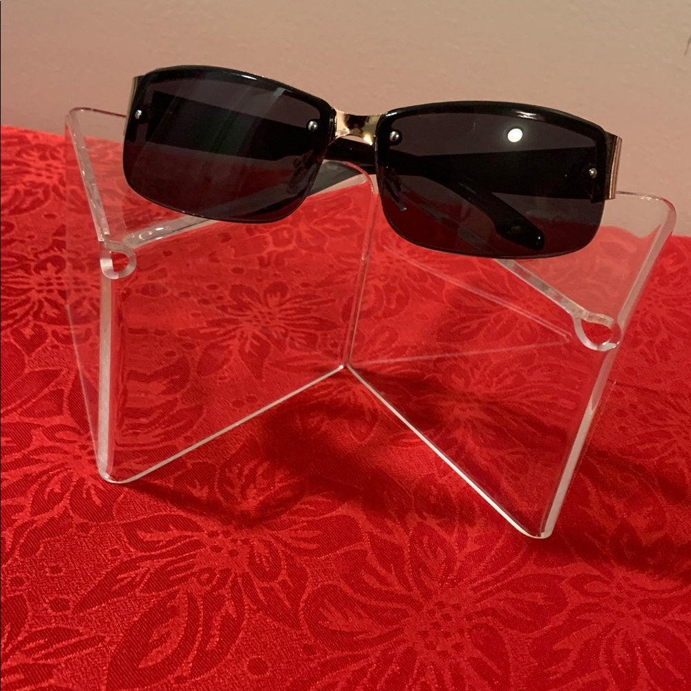 Chic Black Sunglasses with Gold Detail